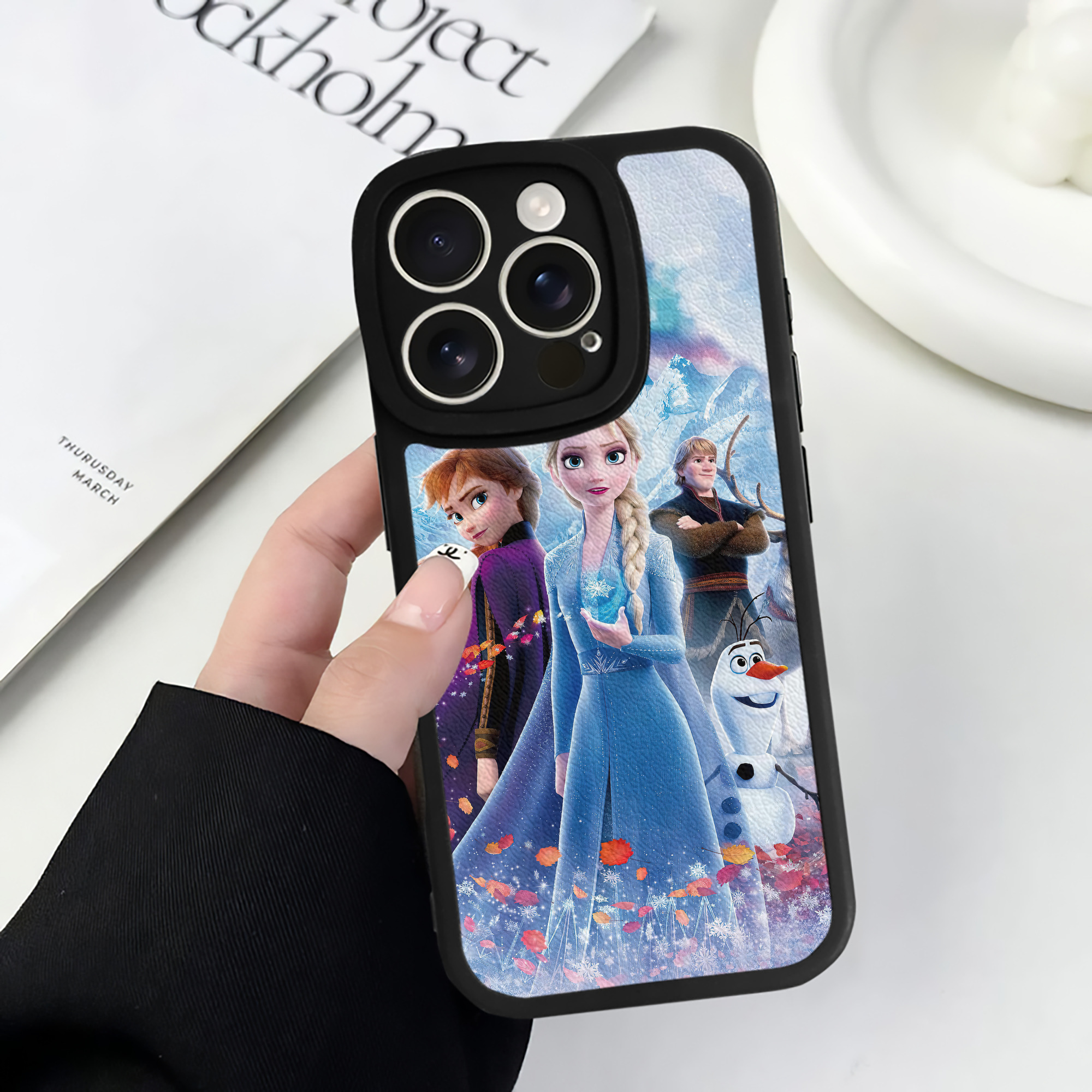 （画像用） アナと雪の女王 アンナ エルサ Frozen Anna Elsa 【iPhone 16シリーズ対応】シリコンスマホケース（レザー調） 材質：シリコン